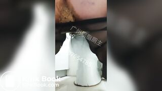 中国女生穿黑丝拉屎
