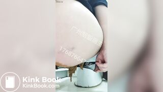中国女生穿黑丝拉屎
