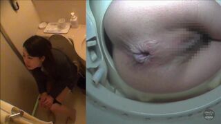 Bella ragazza Jappo al cesso