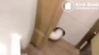 Chinese toilet 超级大胆的厕拍，手直接伸过去给女的发现