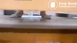 Chinese toilet 超级大胆的厕拍，手直接伸过去给女的发现