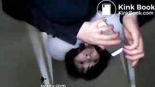 Chinese toilet 超级大胆的厕拍，手直接伸过去给女的发现