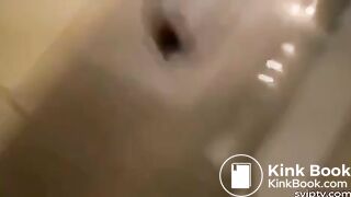 Chinese toilet 超级大胆的厕拍，手直接伸过去给女的发现