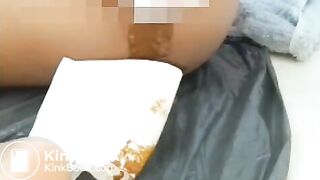 Morenita: me limpio el culo a petición de un cliente