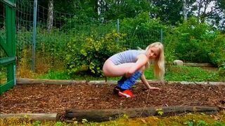 blonde outdoor shitting