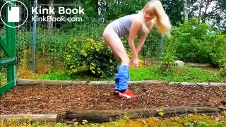 blonde outdoor shitting