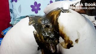 Sexy girl fists her shithole