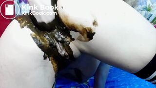 Sexy girl fists her shithole