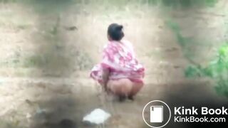 desi aunty takes a dump in the open