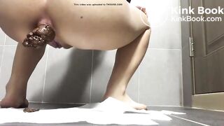 KOREAN WOMAN POOPING - video 23