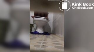 Desi maid pooping