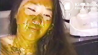 糞を塗る女