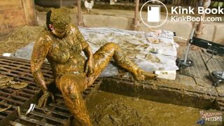 Wicked Betty in the manure channel - sexmachine fun