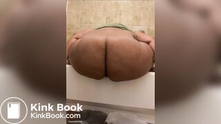 Huge ass Quaay Struggling to shit