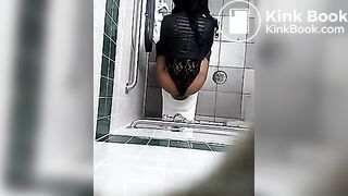 Ebony squat piss