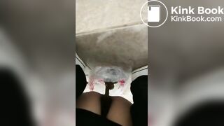中国女王正在为他的厕奴准备食物