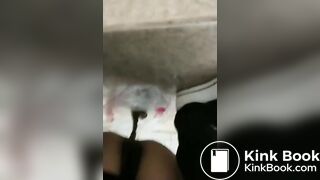 中国女王正在为他的厕奴准备食物