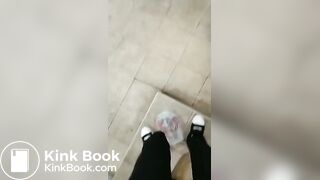 中国女王正在为他的厕奴准备食物