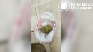 中国女王正在为他的厕奴准备食物