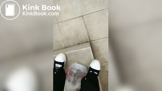 中国女王正在为他的厕奴准备食物
