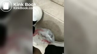中国女王正在为他的厕奴准备食物