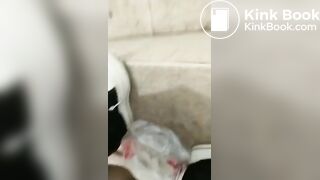 中国女王正在为他的厕奴准备食物
