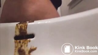 Ebony shits all over sink