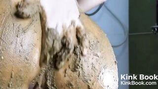 Big poo in her hand