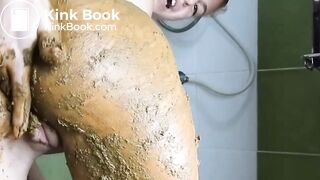 Big poo in her hand