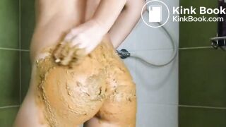 Big poo in her hand