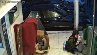 The beautiful girl who has begun to take a shit suddenl
