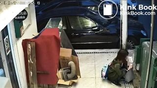 The beautiful girl who has begun to take a shit suddenl