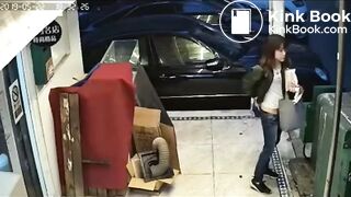The beautiful girl who has begun to take a shit suddenl