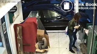 The beautiful girl who has begun to take a shit suddenl
