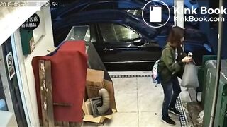 The beautiful girl who has begun to take a shit suddenl