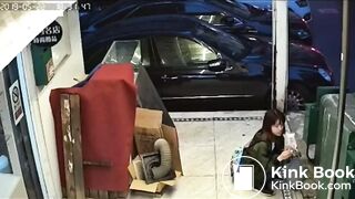 The beautiful girl who has begun to take a shit suddenl