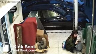 The beautiful girl who has begun to take a shit suddenl