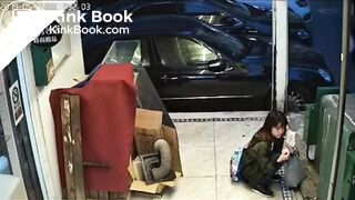 The beautiful girl who has begun to take a shit suddenl