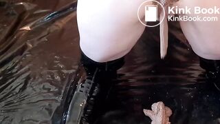 Blindfolded chick plays in her creamy shit