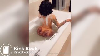 Pretty ebony shoots diarrhea after a bath