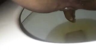 Girl pooping - video 86