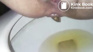Girl pooping - video 86