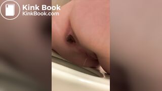 Bubble butt blonde girlfriend takes another huge poop