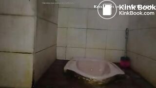 Sherlyn berak nungging