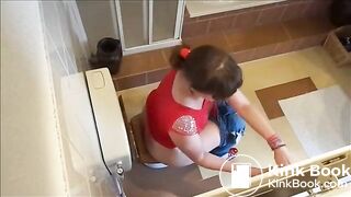 Red hair pooping -