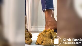 Phat booty ebony shitting big