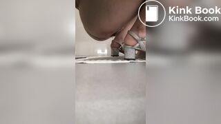 漂亮女孩大便用力