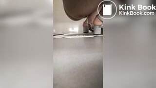 漂亮女孩大便用力