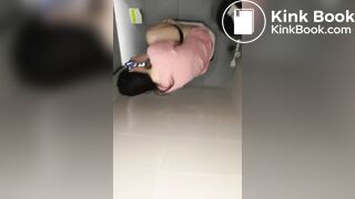 漂亮女孩大便用力