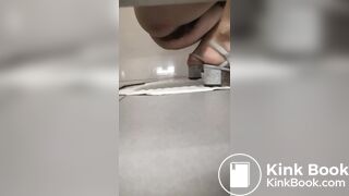 漂亮女孩大便用力